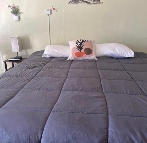 فندق على الطريق Midtown Inn & Suites