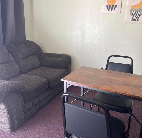 فندق على الطريق Midtown Inn & Suites