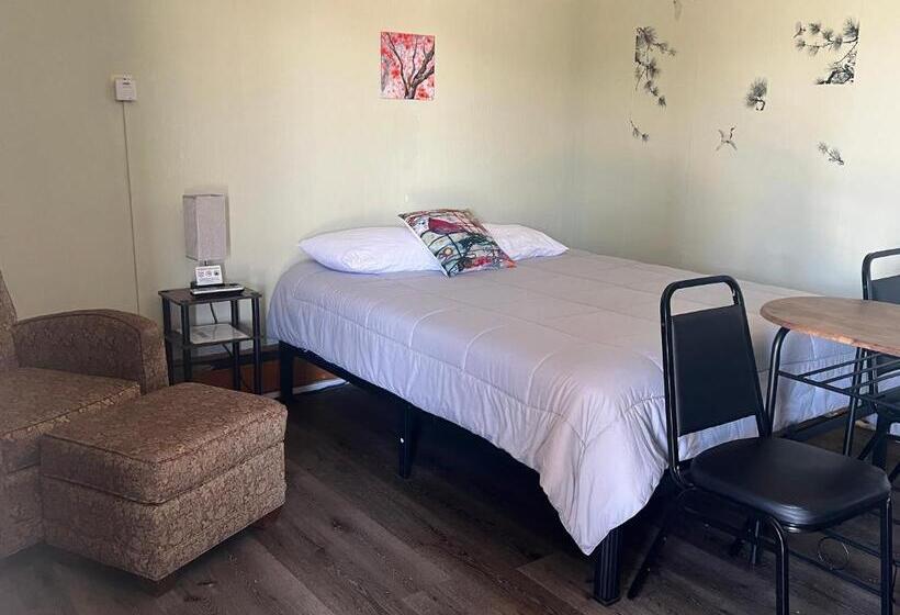 فندق على الطريق Midtown Inn & Suites