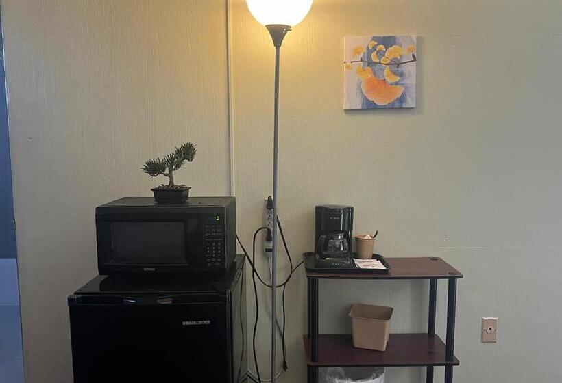 فندق على الطريق Midtown Inn & Suites