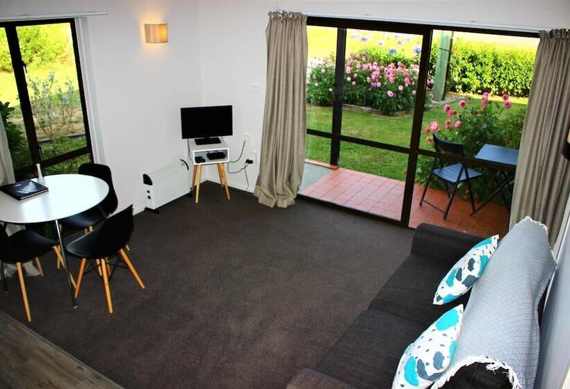 Duvauchelle Seaside Motel