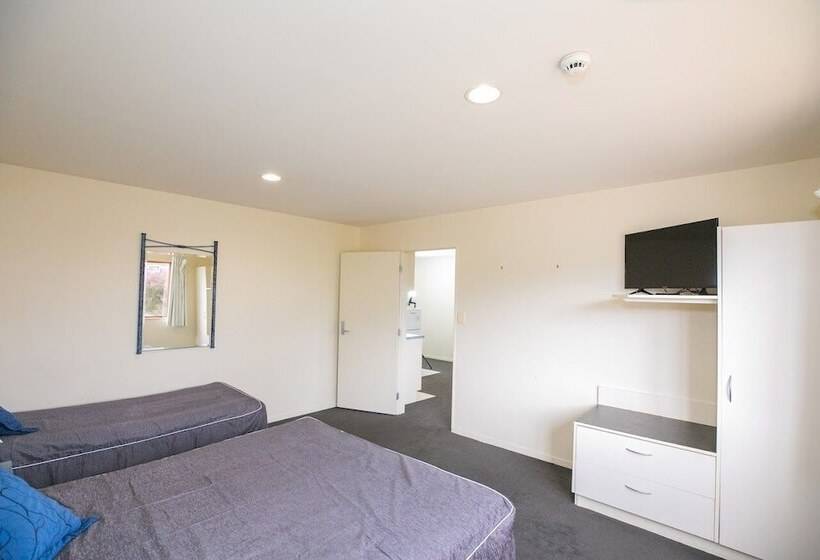 בית מלון כפרי Albany Executive Motor Inn Limited