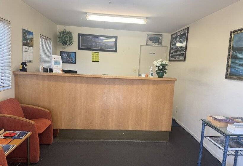 בית מלון כפרי Albany Executive Motor Inn Limited