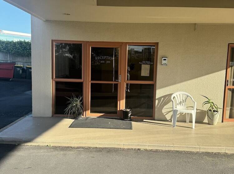 בית מלון כפרי Albany Executive Motor Inn Limited