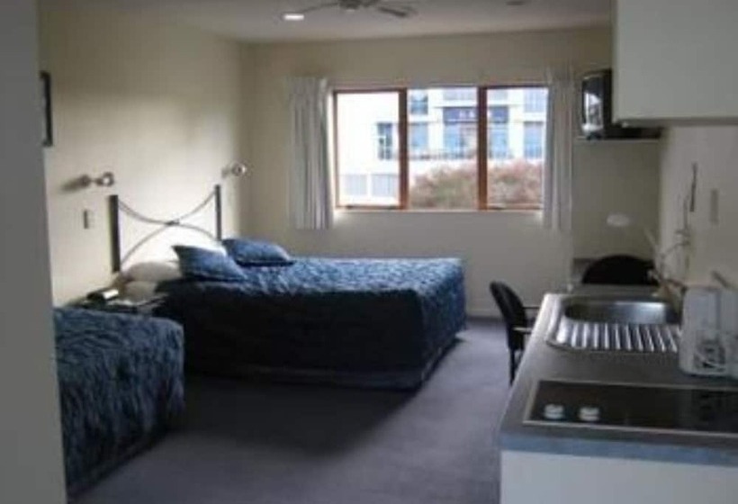 בית מלון כפרי Albany Executive Motor Inn Limited