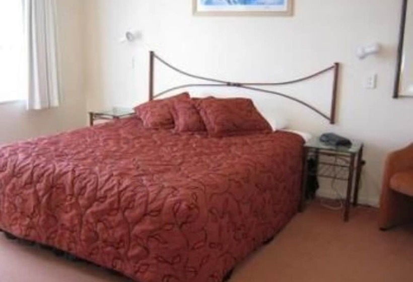 בית מלון כפרי Albany Executive Motor Inn Limited