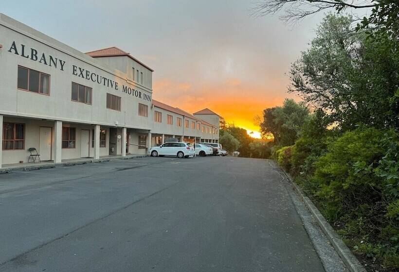 בית מלון כפרי Albany Executive Motor Inn Limited