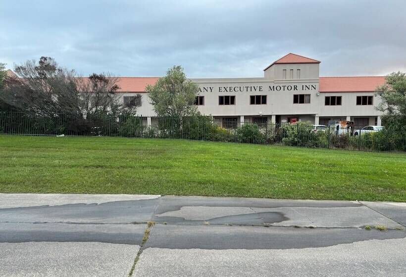 בית מלון כפרי Albany Executive Motor Inn Limited