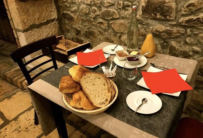 فندق Aux Prisons De Montagny