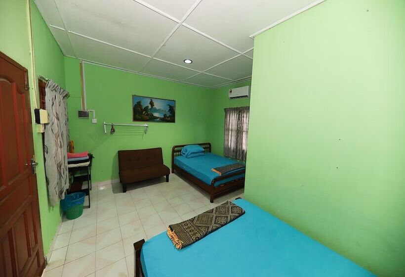 בית מלון כפרי Bayu Beach Chalet Pcb