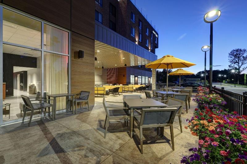 בית מלון כפרי Courtyard By Marriott Iowa City University Heights