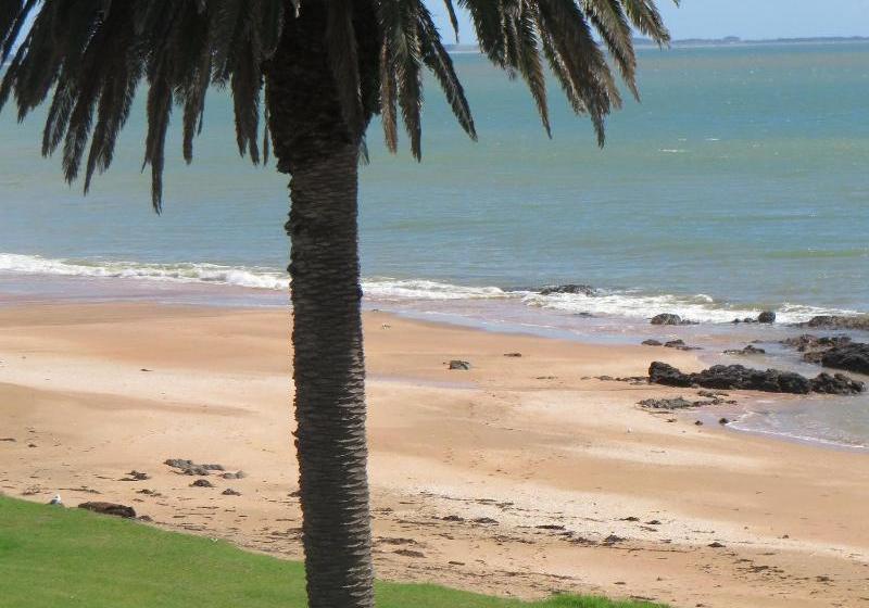 בית מלון כפרי Golden Sand Beachfront Accommodation