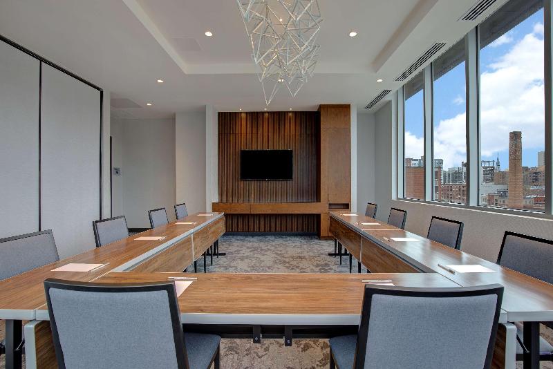 Отель Hampton Inn By Hilton Montreal Downtown