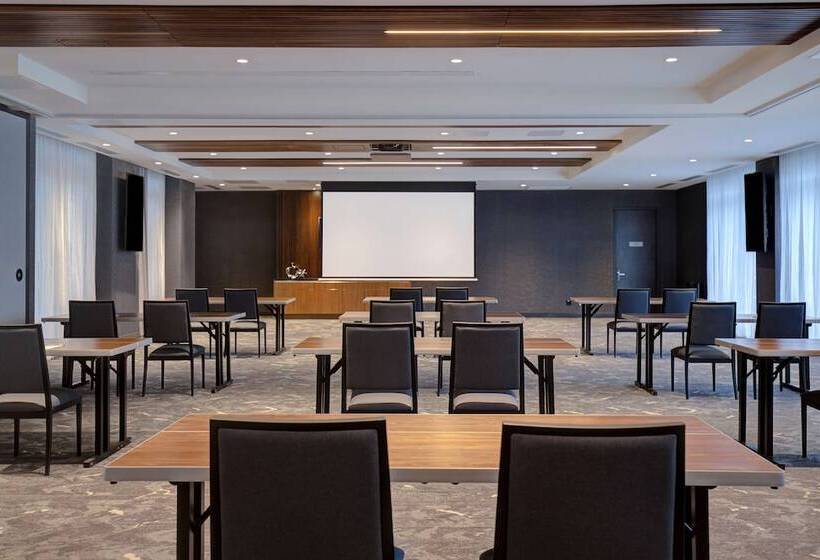 Отель Hampton Inn By Hilton Montreal Downtown