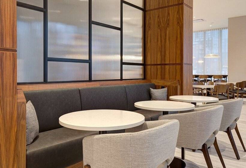 Отель Hampton Inn By Hilton Montreal Downtown