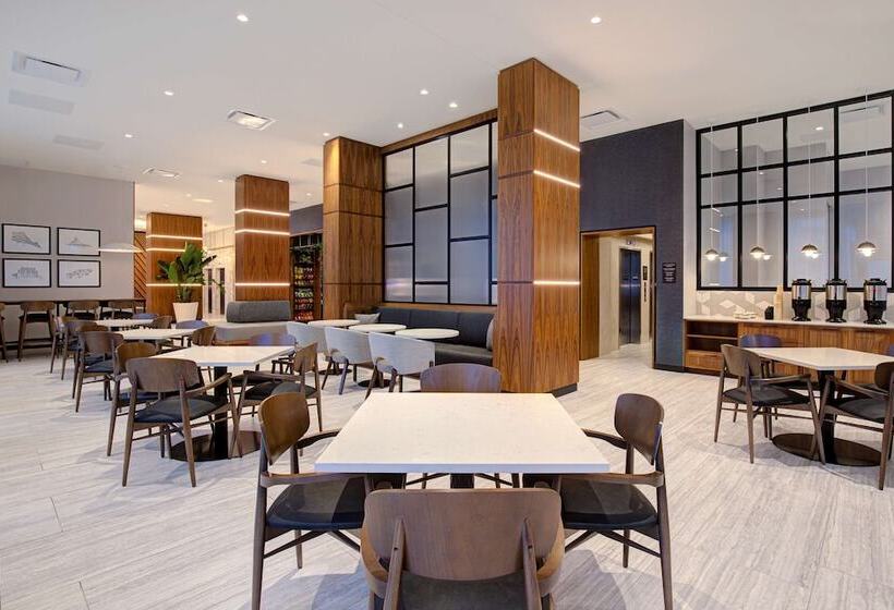 Отель Hampton Inn By Hilton Montreal Downtown