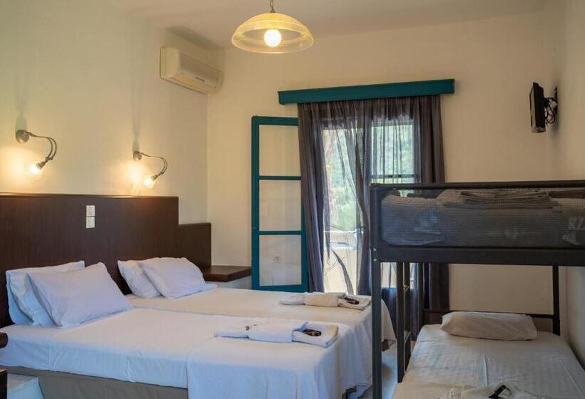 ホテル Karavostasi Beach