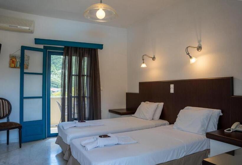 ホテル Karavostasi Beach