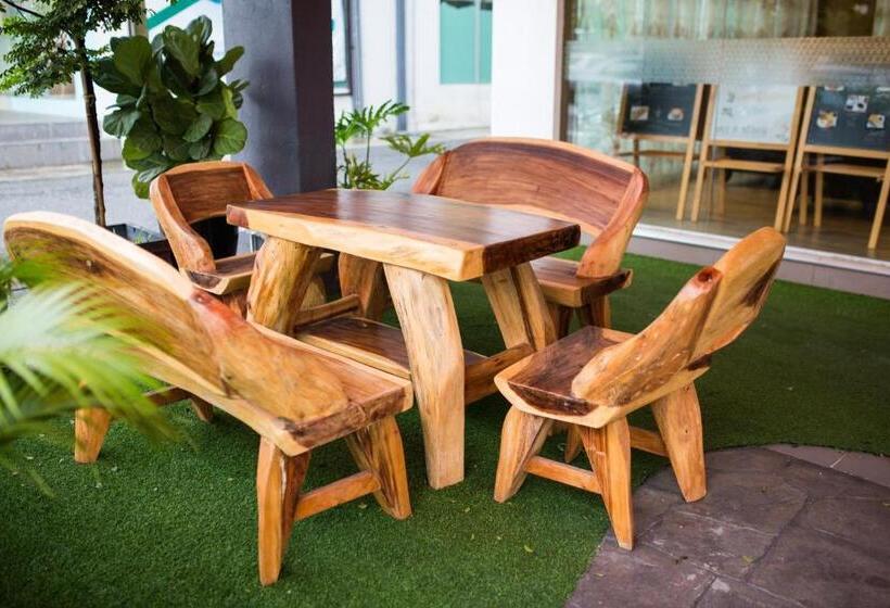 Отель Orkid Inn Mahkota Cheras