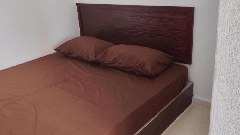 בית מלון כפרי Bayu Beach Chalet Pcb