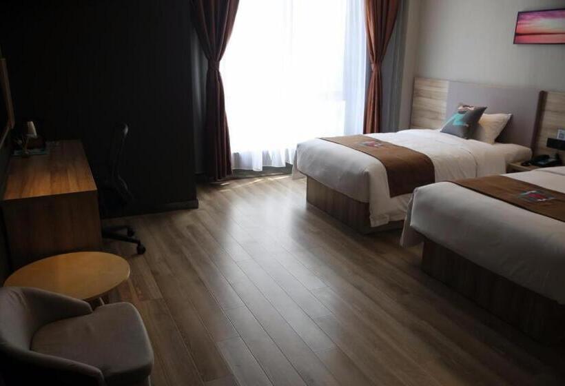 Pai Hotel Zhenjiang Railway Station South Square