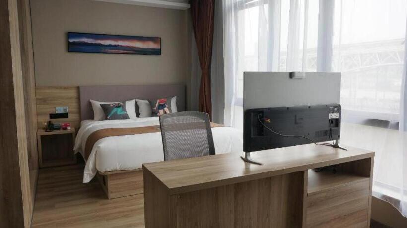 Pai Hotel Zhenjiang Railway Station South Square