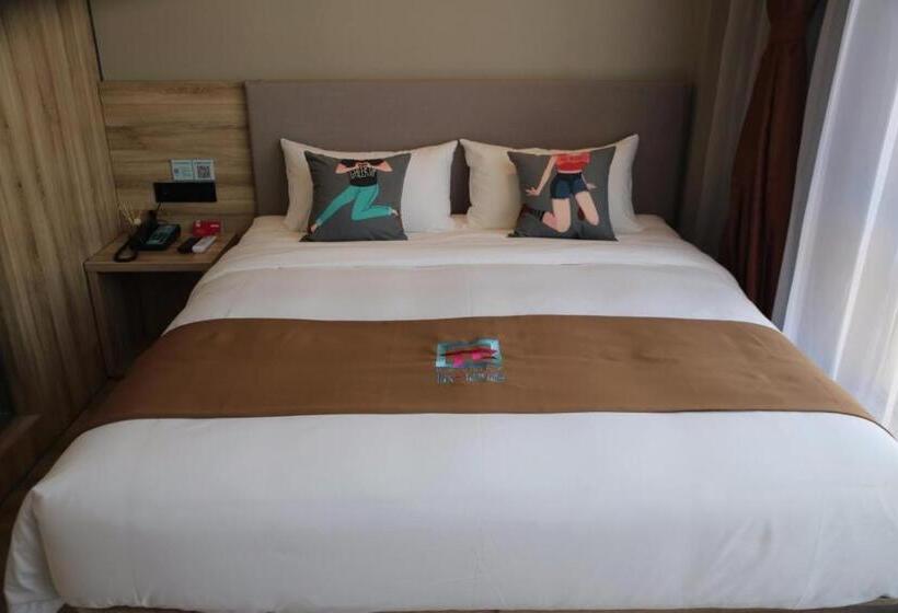 Pai Hotel Zhenjiang Railway Station South Square