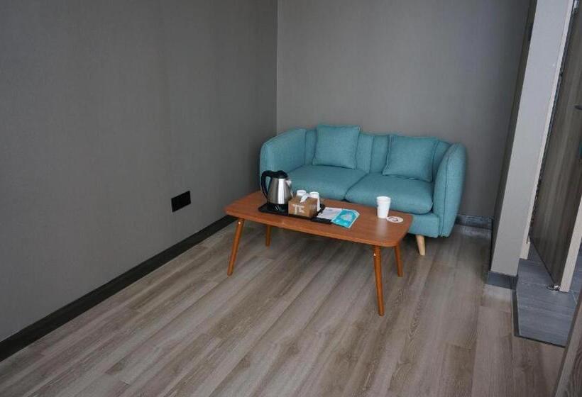 Pai Hotel Zhenjiang Railway Station South Square