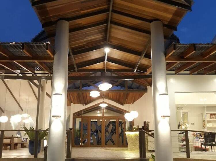 هتل Paras Beach Resort