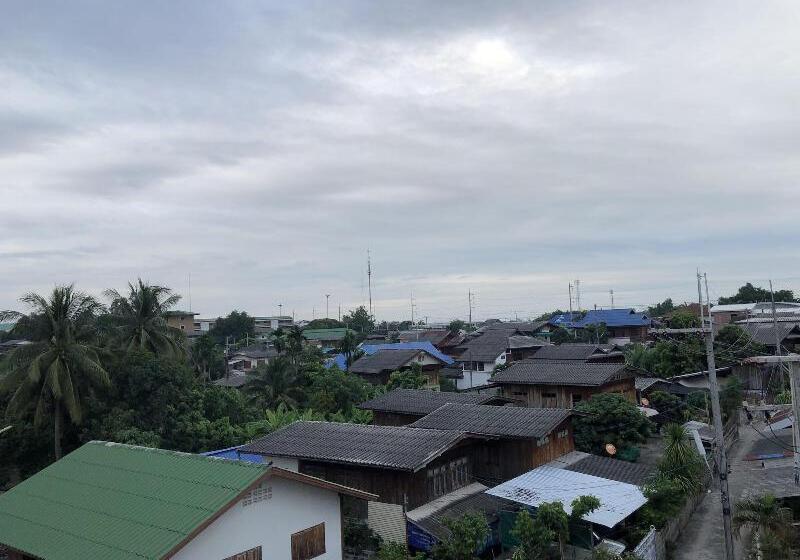 酒店 โรงแรมแสนดีเพลส เมาเท่นวิว จอมทอง