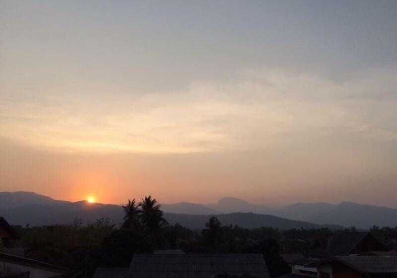 酒店 โรงแรมแสนดีเพลส เมาเท่นวิว จอมทอง