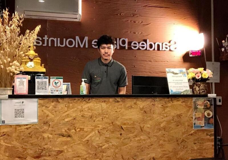 酒店 โรงแรมแสนดีเพลส เมาเท่นวิว จอมทอง