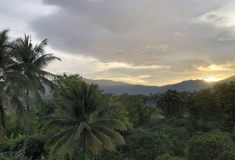 酒店 โรงแรมแสนดีเพลส เมาเท่นวิว จอมทอง