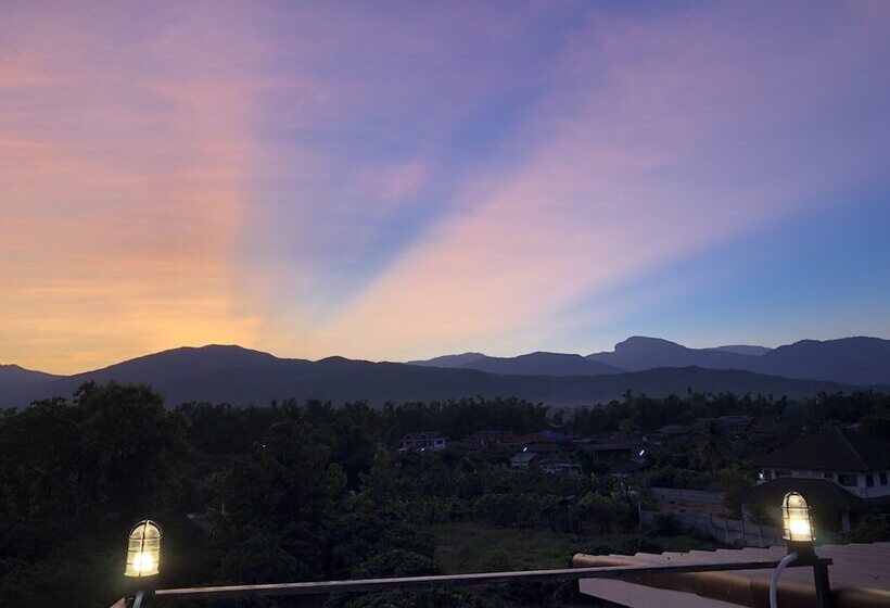 酒店 โรงแรมแสนดีเพลส เมาเท่นวิว จอมทอง