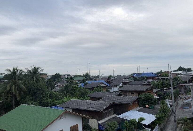 酒店 โรงแรมแสนดีเพลส เมาเท่นวิว จอมทอง