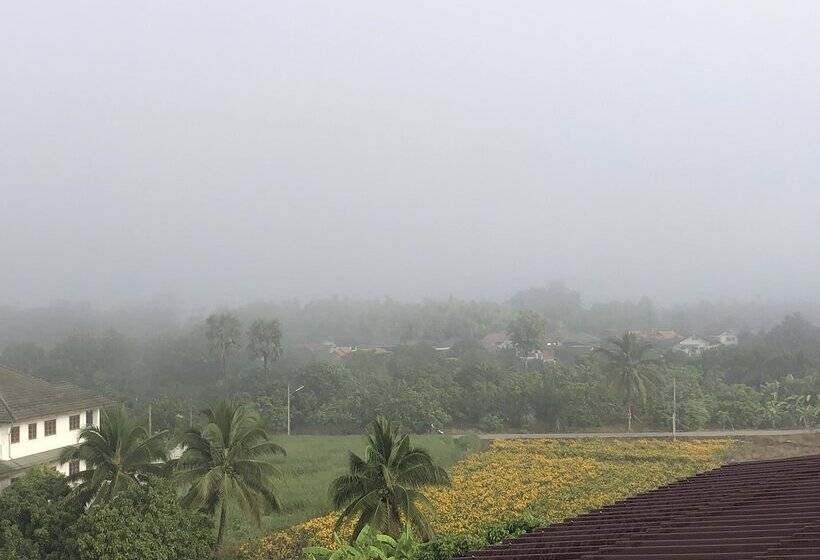 酒店 โรงแรมแสนดีเพลส เมาเท่นวิว จอมทอง