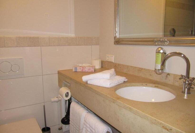 בית מלון כפרי Zur Krone