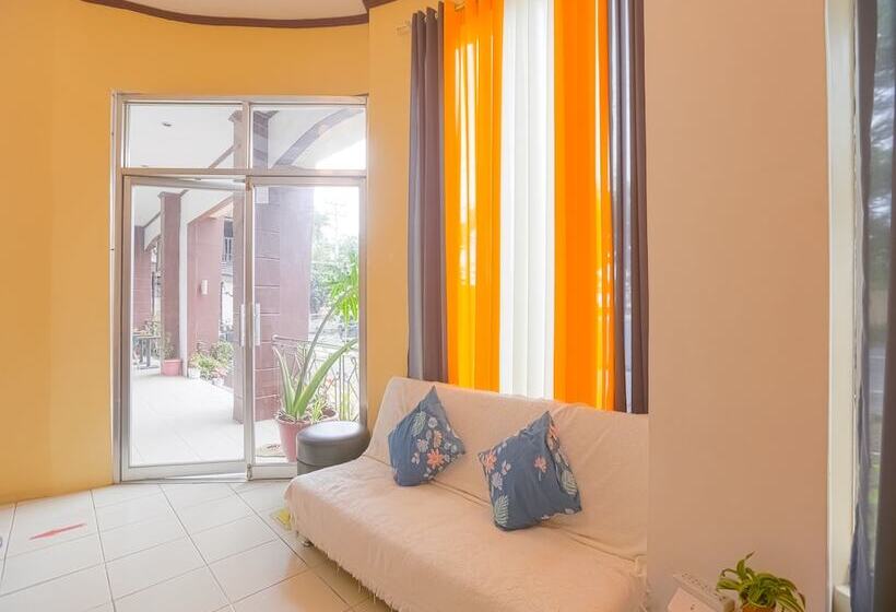 فندق Oyo 759 El Ronaldo Suites