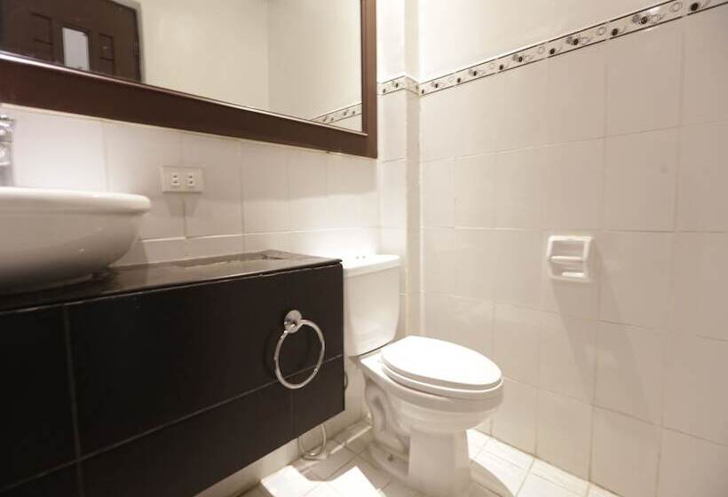 فندق Oyo 759 El Ronaldo Suites