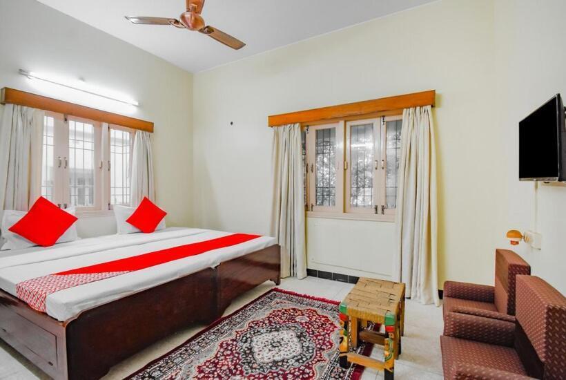 בית מלון כפרי Oyo 79023 Leela S Residency