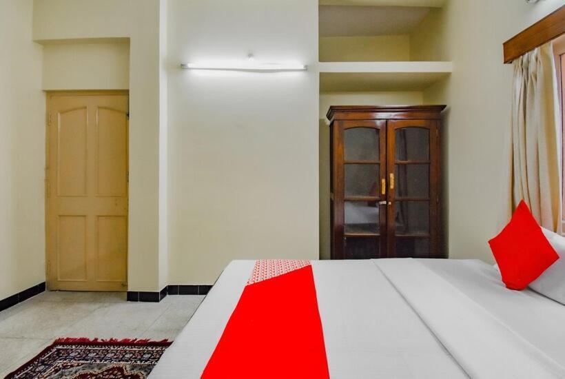 בית מלון כפרי Oyo 79023 Leela S Residency