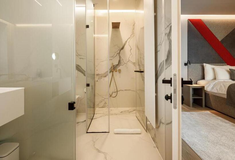 ホテル Qosmo Brasov