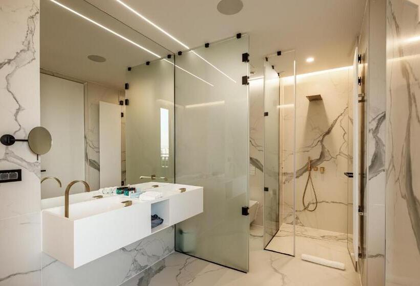 ホテル Qosmo Brasov