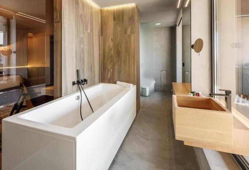 ホテル Qosmo Brasov