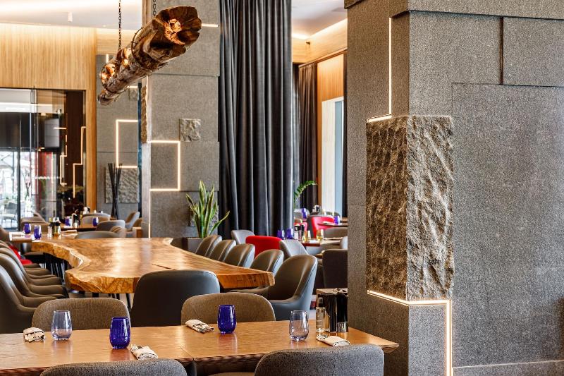 ホテル Qosmo Brasov