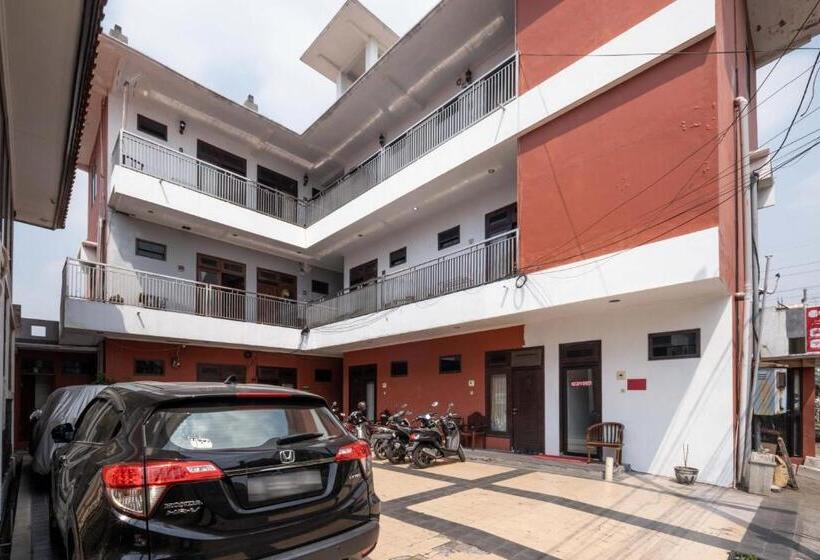 فندق Reddoorz At Gunungsari Surabaya 2