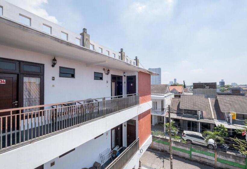 ホテル Reddoorz At Gunungsari Surabaya 2