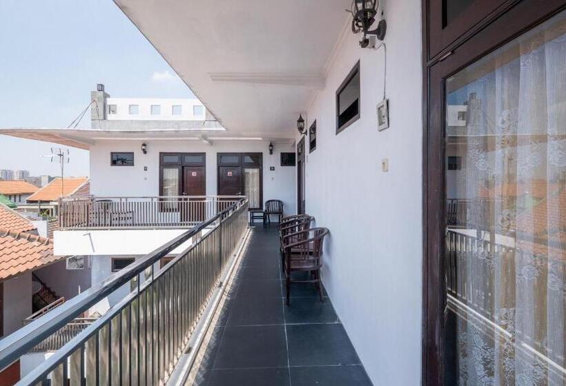 ホテル Reddoorz At Gunungsari Surabaya 2