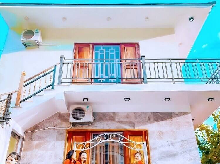 هتل The Hill Villas