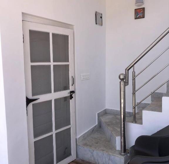 بنسيون White House In Nainital